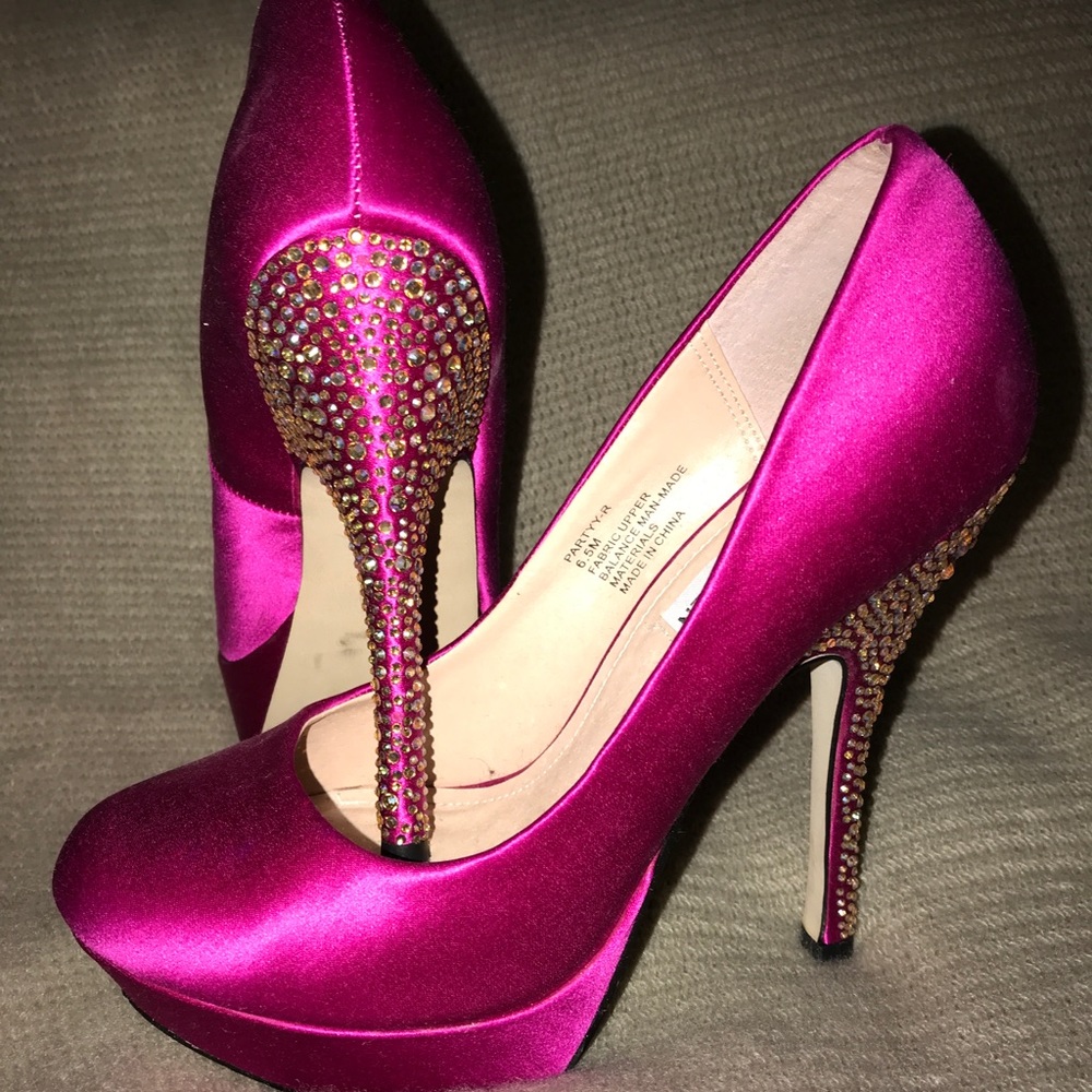 🌈 Satin Pump Round Toe Crystal Heel 6.5 EUC